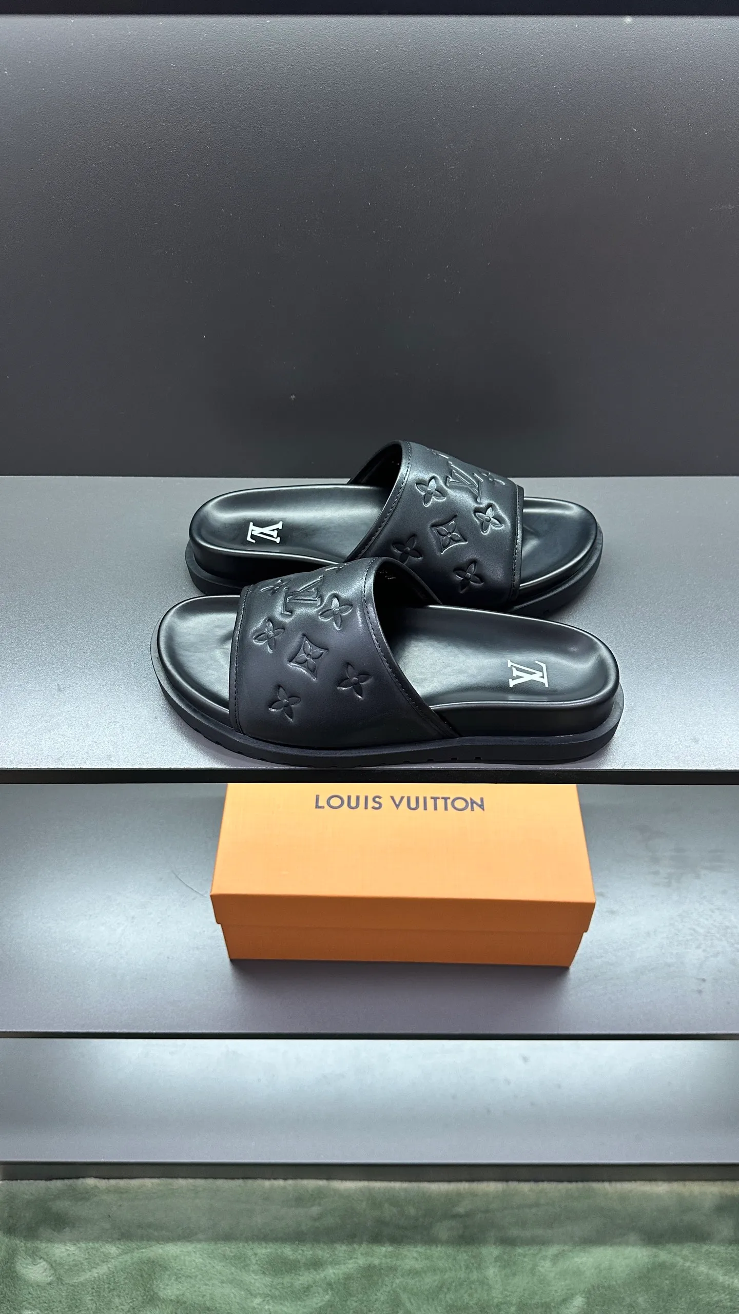 [L Home] P: 300💰Size: 38-45 Top purchasing lv men's summer slippers, classic presbyopia with soft real leather lining, unique color splicing effect, distinctive personality, fashionable and trendy essential style, light and comfortable. Lightweight and tough rubber insole, micro ridged foam outsole, super comfortable!